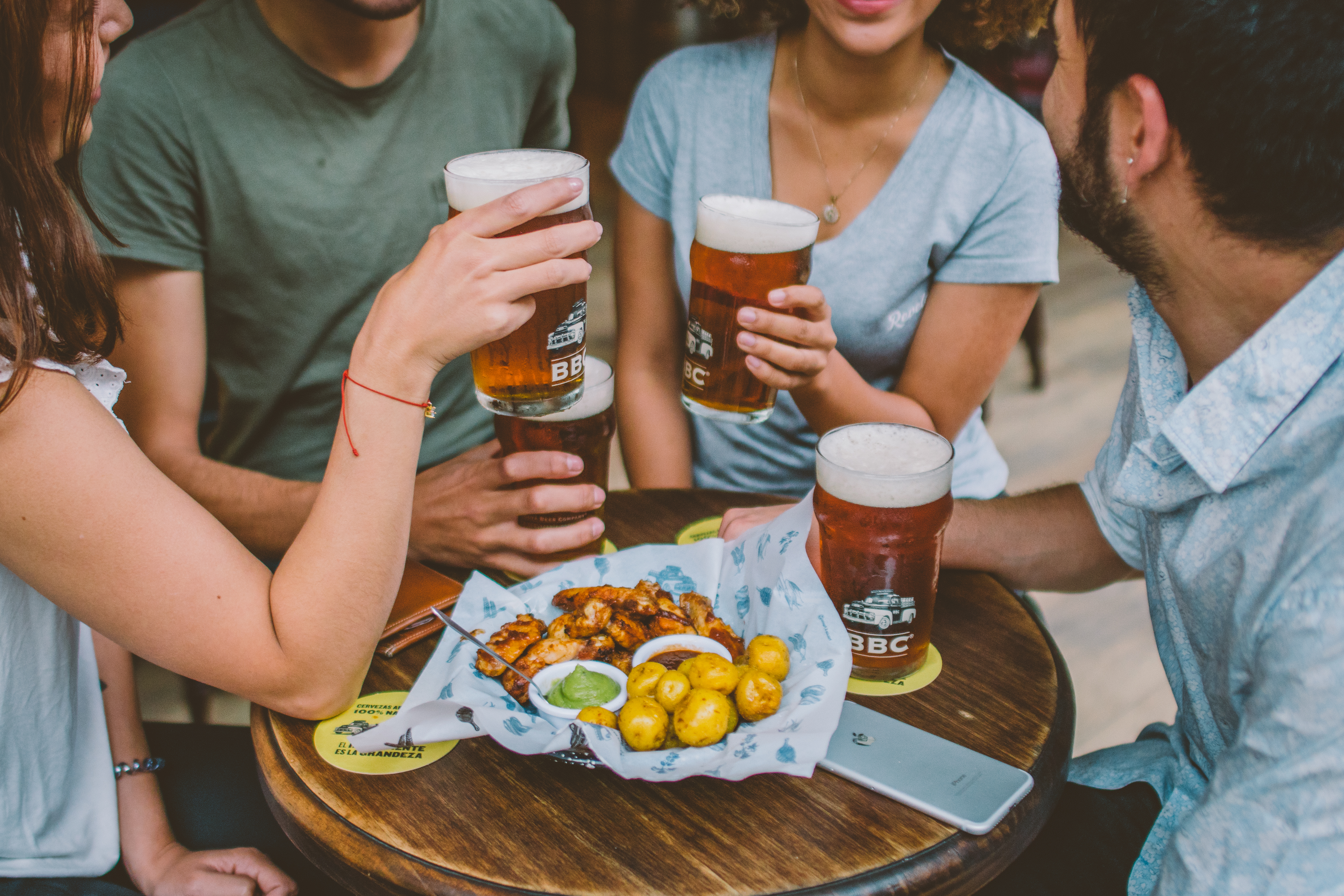 Grupo de amigos compartiendo cerveza artesanal BBC en el bar