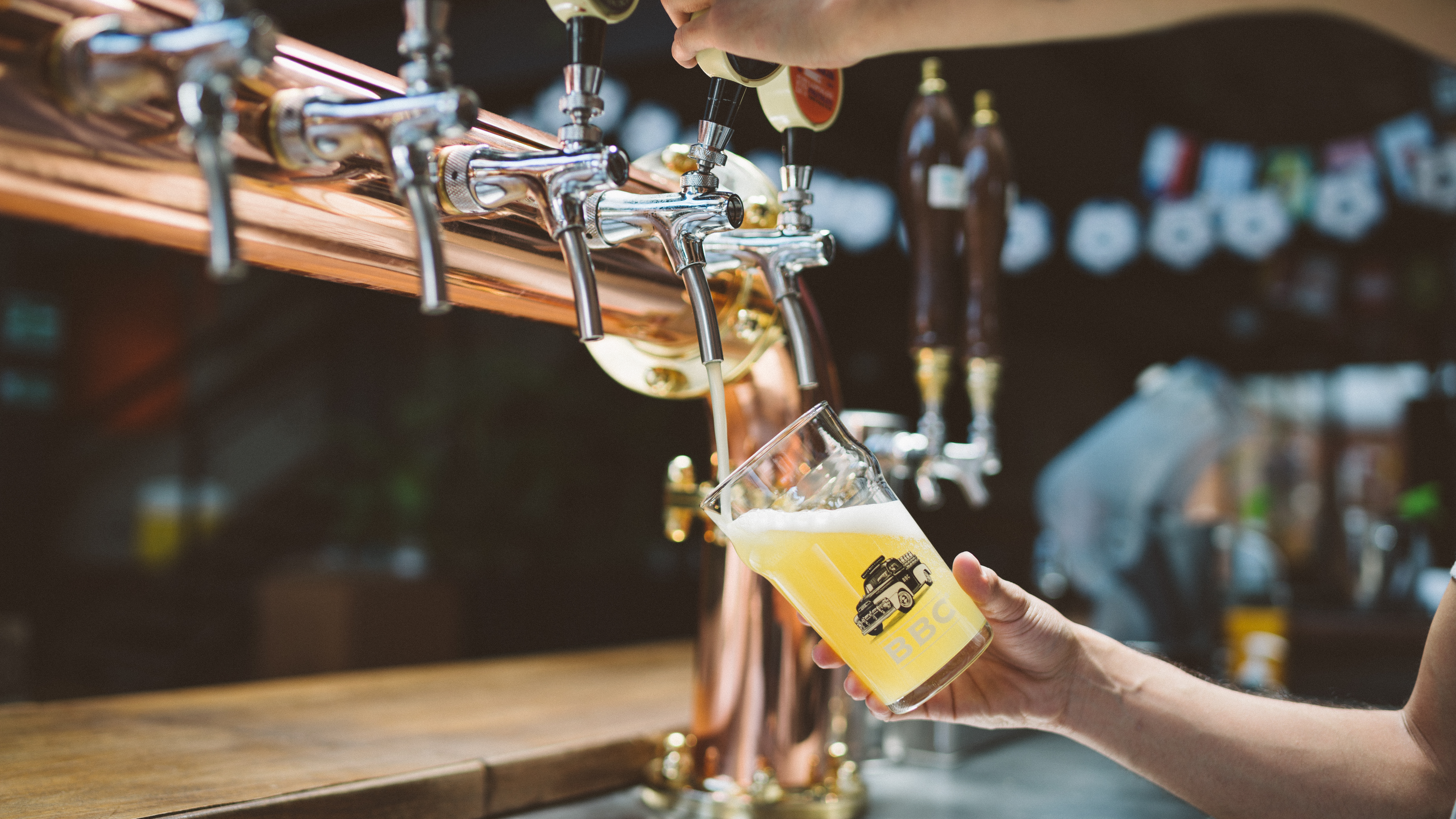 Bartender sirviendo cerveza artesanal BBC de grifo