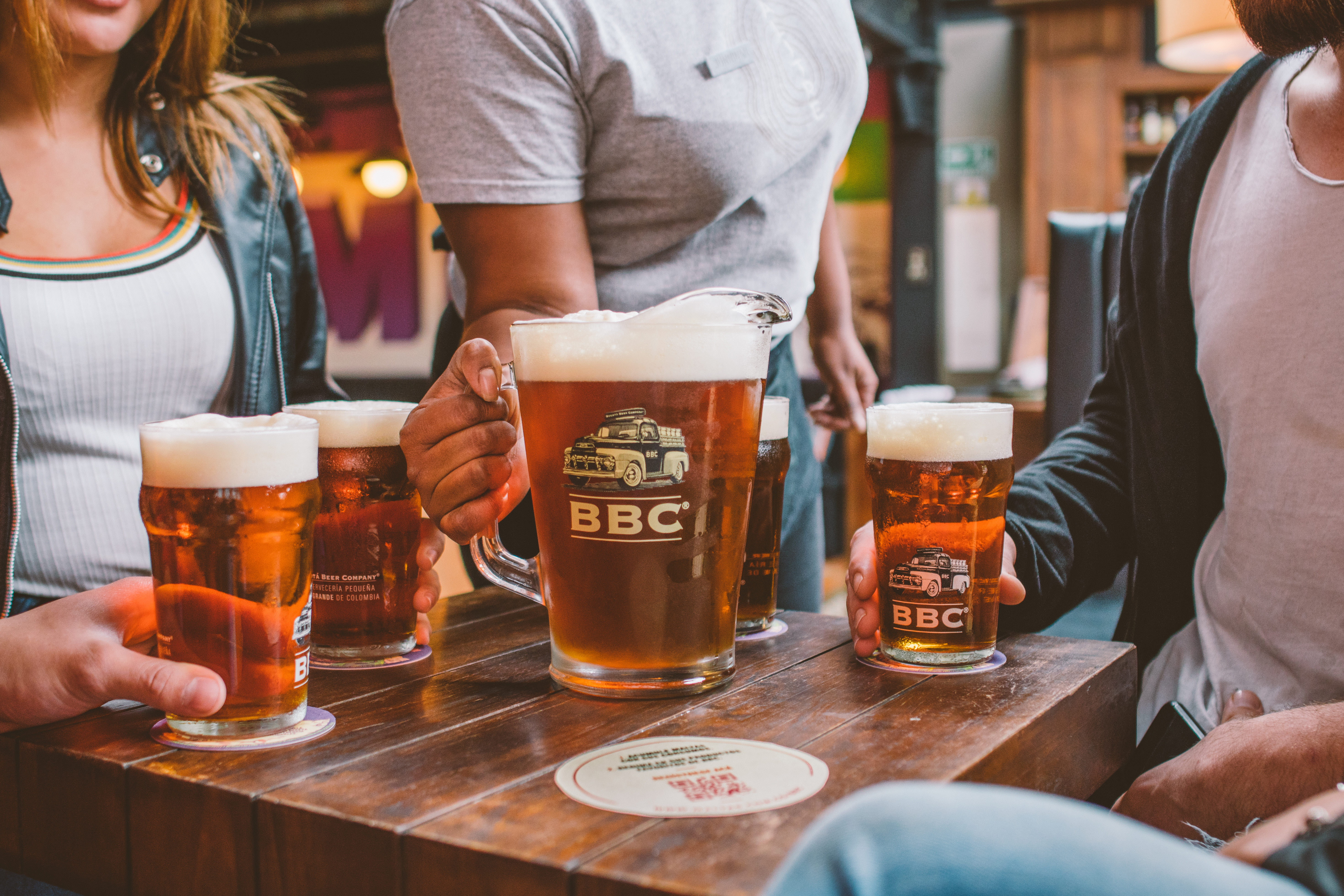 Experiencia BBC con amigos disfrutando cerveza artesanal